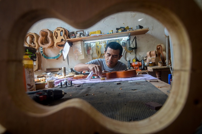 Ilustrasi usaha kecil menengah yang memproduksi ukulele di Bandung, Jawa Barat.