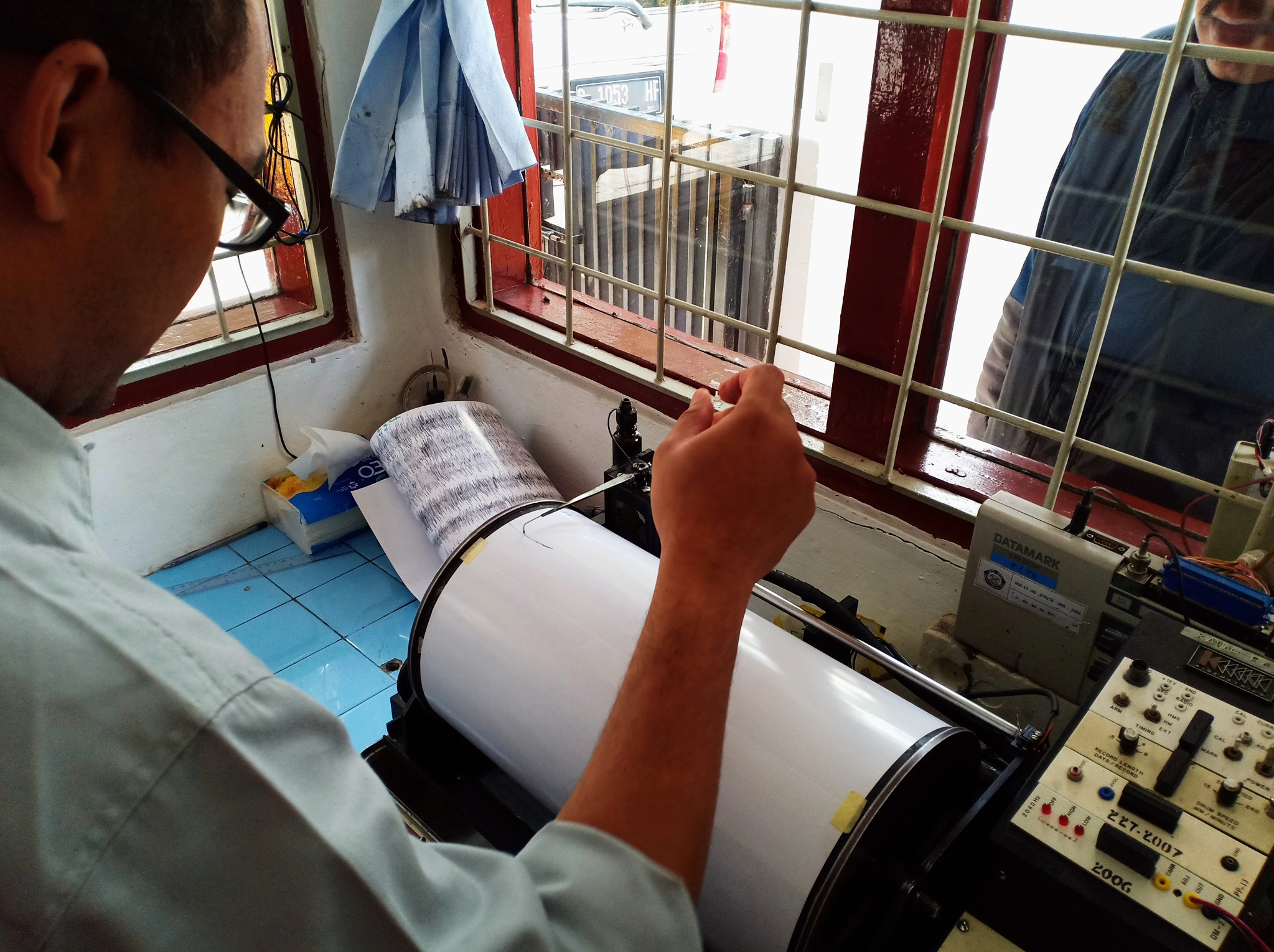 Petugas Pusat Vulkanologi dan Mitigasi Bencana Geologi (PVMBG) mengamati seismograf kinemetrics di Pos Pengamatan Gunung Tangkuban Parahu