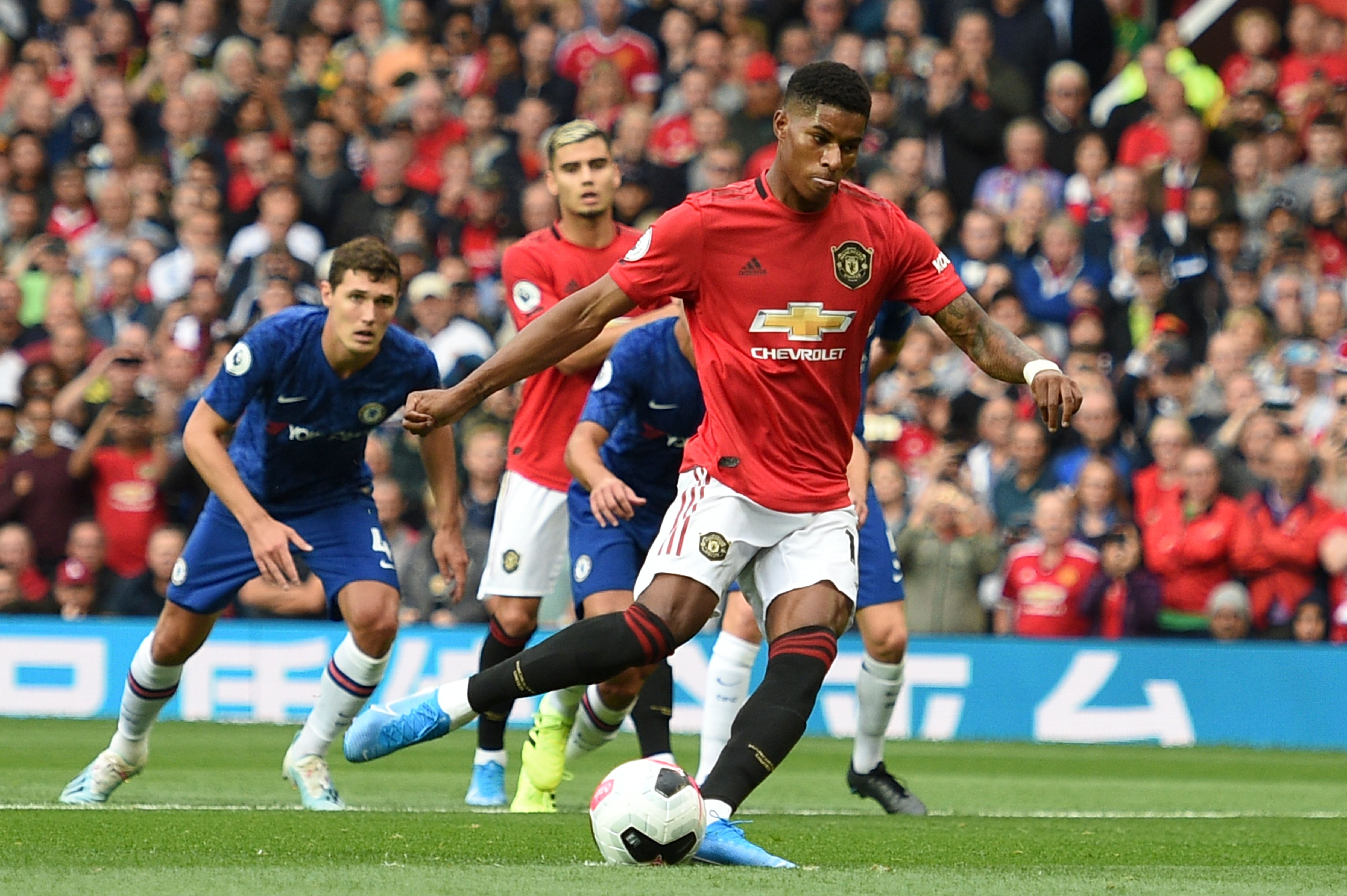 Marcus Rashford mencetak gol pertamanya ke gawang Chelesa lewat titik penalti. Manchester United menang 4-0 atas Chelesa.