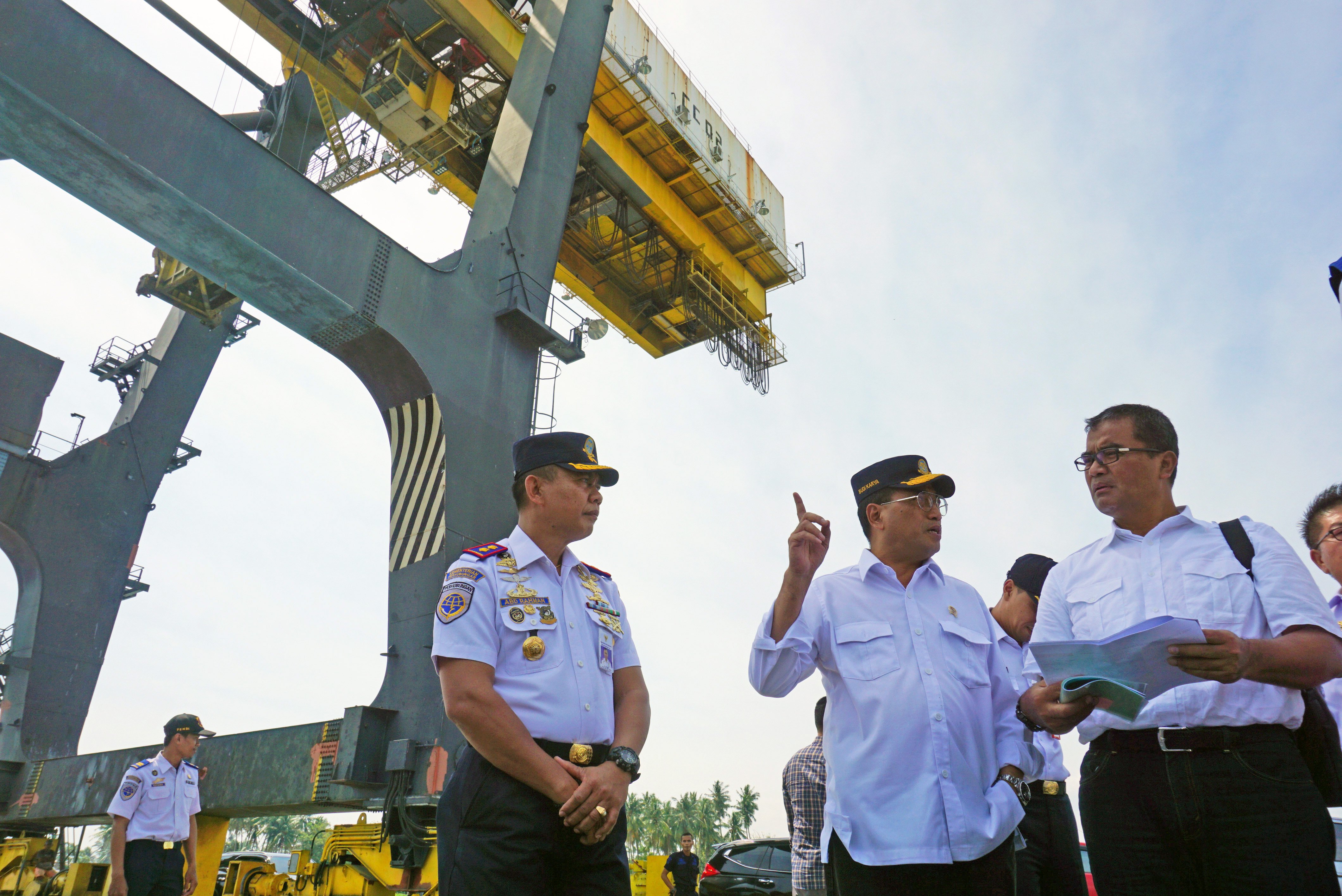 Menteri Perhubungan Budi Karya Sumadi (kedua kanan) meninjau pelabuhan Pantoloan di Palu, Sulawesi Tengah.