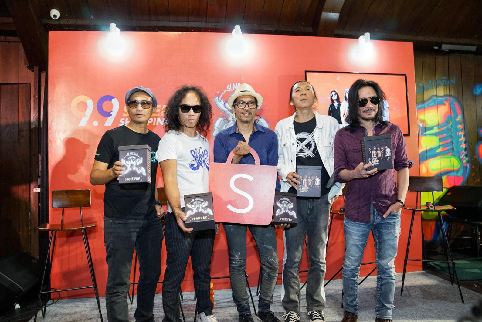 Suasana peluncuran album baru Slank yang dijual ekslusif di platform Shopee, di Jakarta, Kamis (22/8).