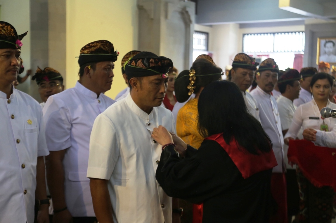 Suasana pelantikan 40 anggota DPRD Kabupaten Tabanan, Bali, oleh Ketua PN Tabanan, Gusti Ayu Susilawati di Gedung DPRD Tabanan.