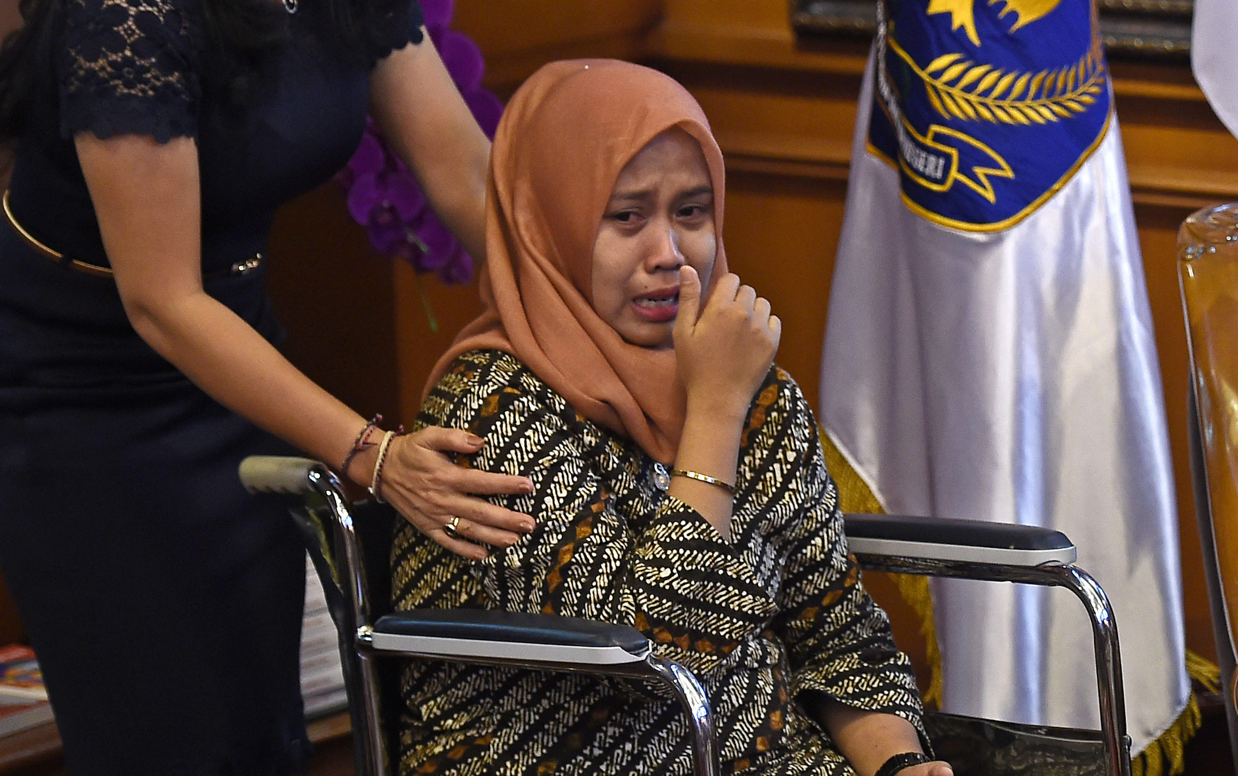 Drg. Romi Syofpa Ismael menangis saat berbincang dengan Menteri Dalam Negeri (Mendagri) Tjahjo Kumolo di Jakarta, Rabu (31/7/2019). 