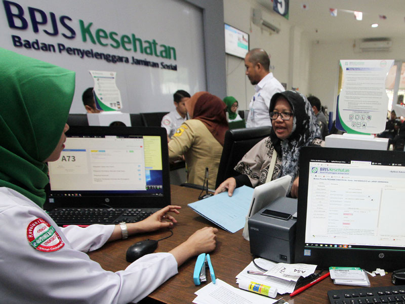 Petugas melayani pengurusan kepesertaan Badan Penyelenggara Jaminan Sosial (BPJS) Kesehatan.