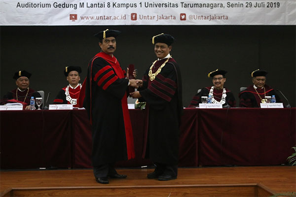 Dr Rasji SH MH (kiri)  Raih Doktor Ilmu Hukum Untar