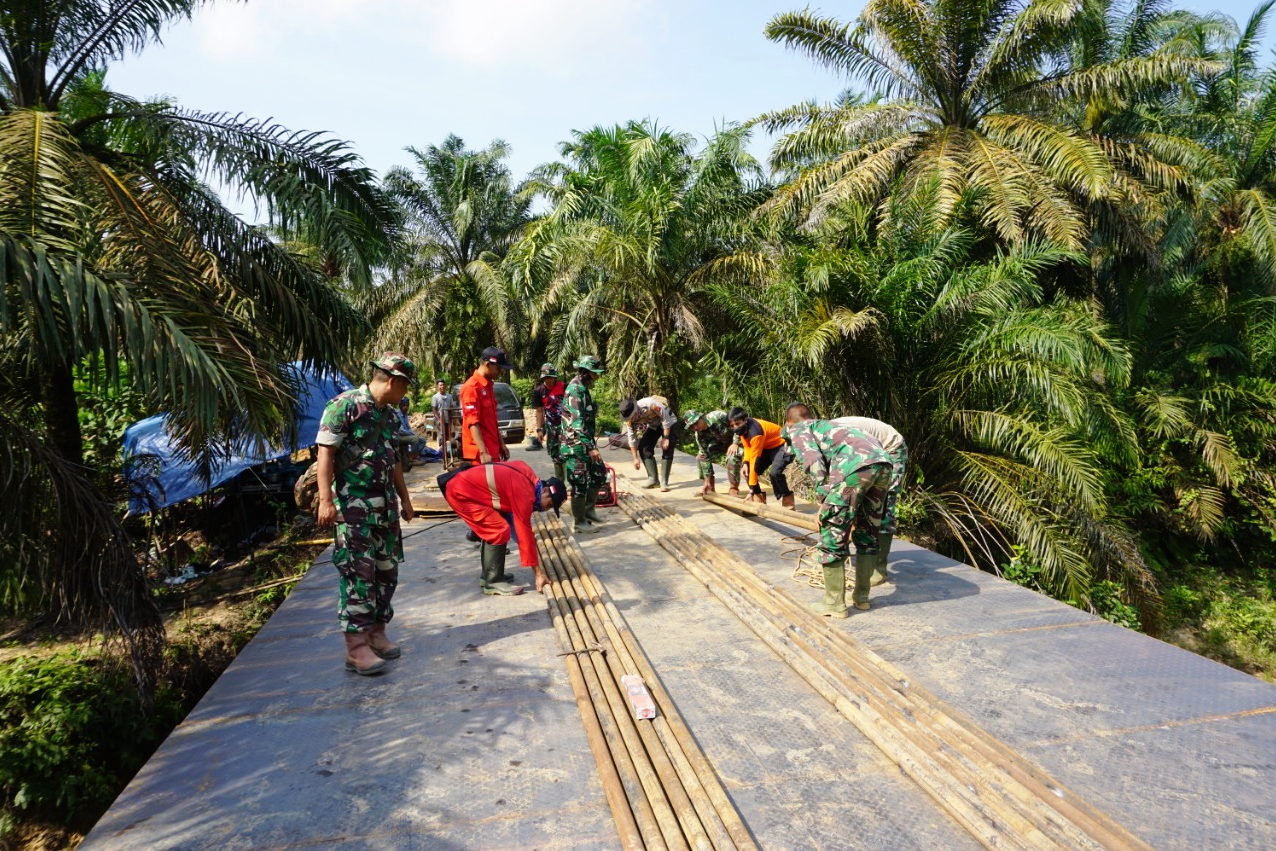 Program TNI Manunggal Membangun Desa (TMMD) yang berlangsung sejak 1980 masih terus dilaksanakan. 