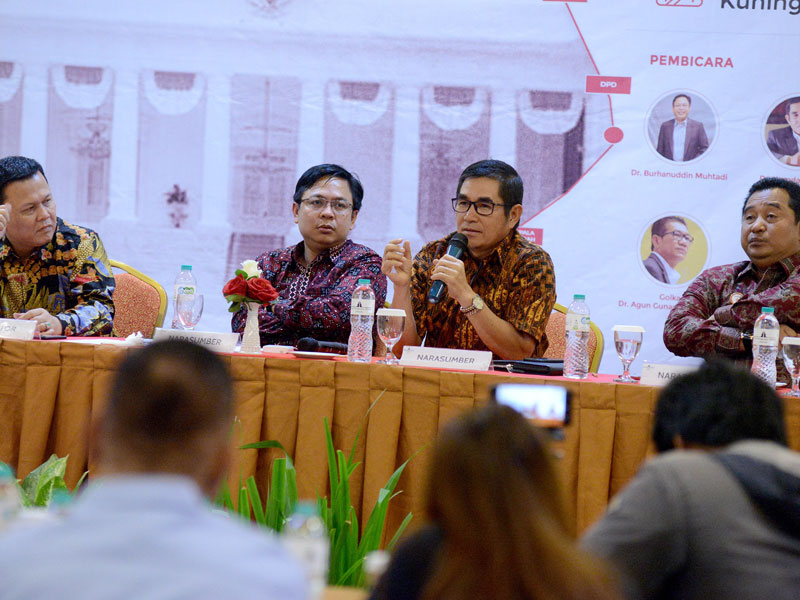 Diskusi membahas sistem politik, pemilu Indonesia terkait dengan stabilitas politik dan penataan daerah-daerah pemilihan.