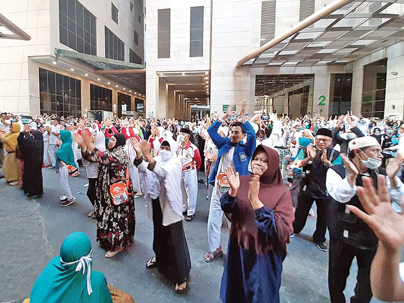 Jemaah haji asal Indonesia mengikuti senam bersama di pelataran Hotel Kiswah di Zona Jarwal Mekah, Arab Saudi.