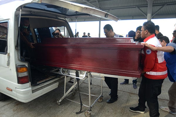 Petugas pelabuhan mengangkat peti berisi jenazah turis asal Spanyol Francisco Javier Garcia