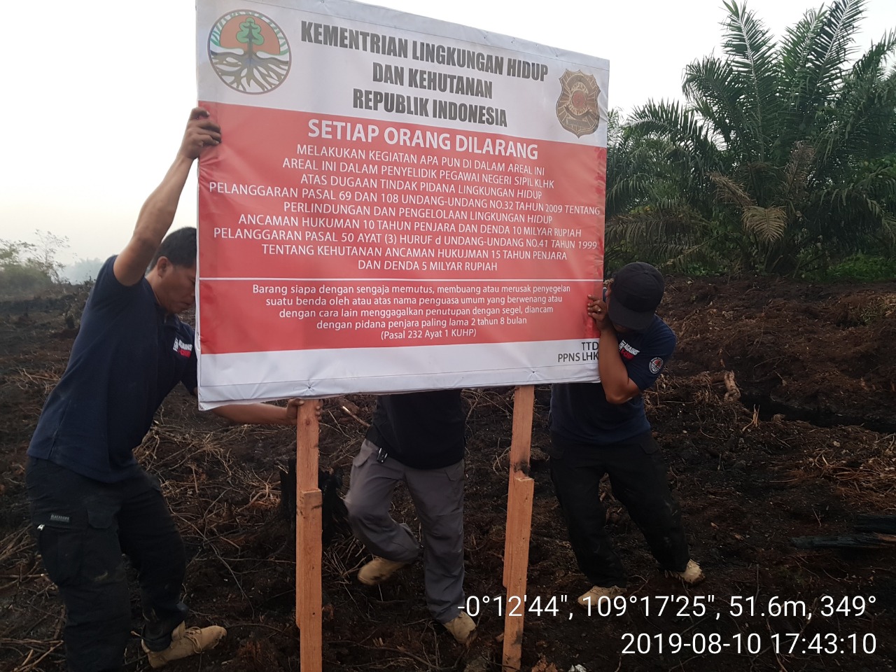 Penyidik Ditjen Penegakan Hukum KLHK menyegel lahan perusahaan terbakar di Kalimantan Barat