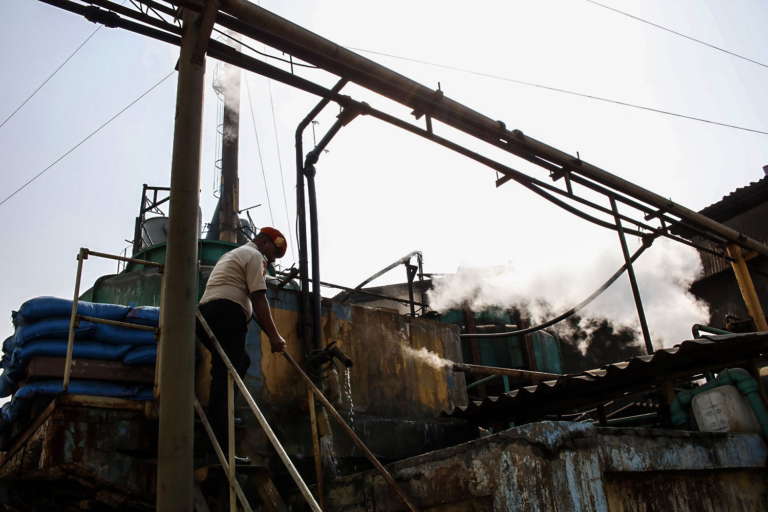 Petugas Polsus Dinas Lingkungan Hidup DKI Jakarta melakukan sidak di PT Mahkota Indonesia, Cakung, Jakarta, Kamis (8/8)