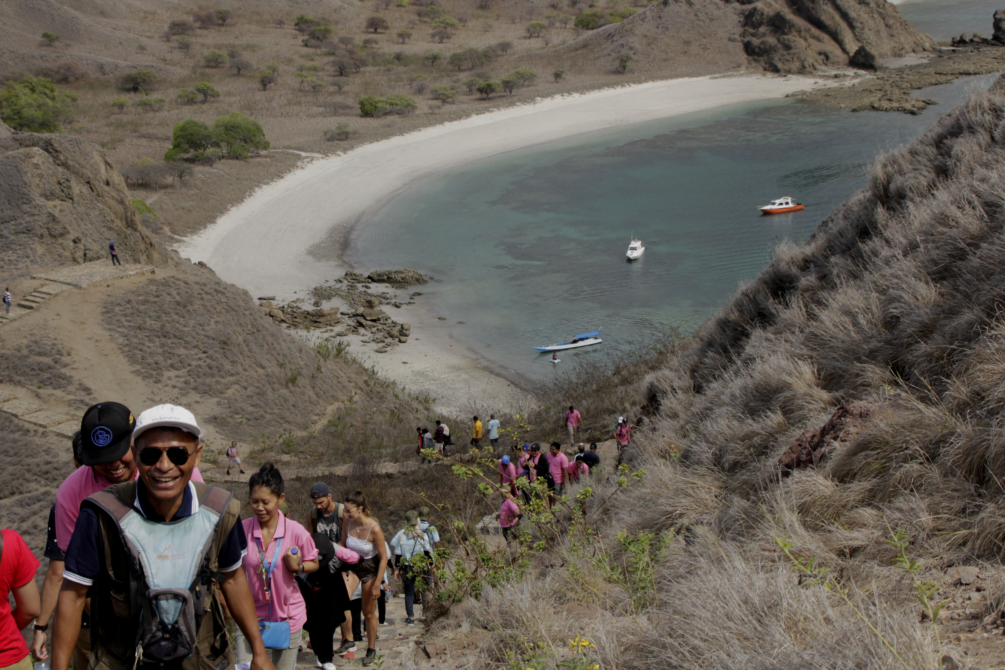 Sejumlah wisatawan mendaki Puncak Bukit Pulau Padar untuk menyaksikan panorama alam Taman Nasional Komodo (TNK), di Manggarai Barat, NTT