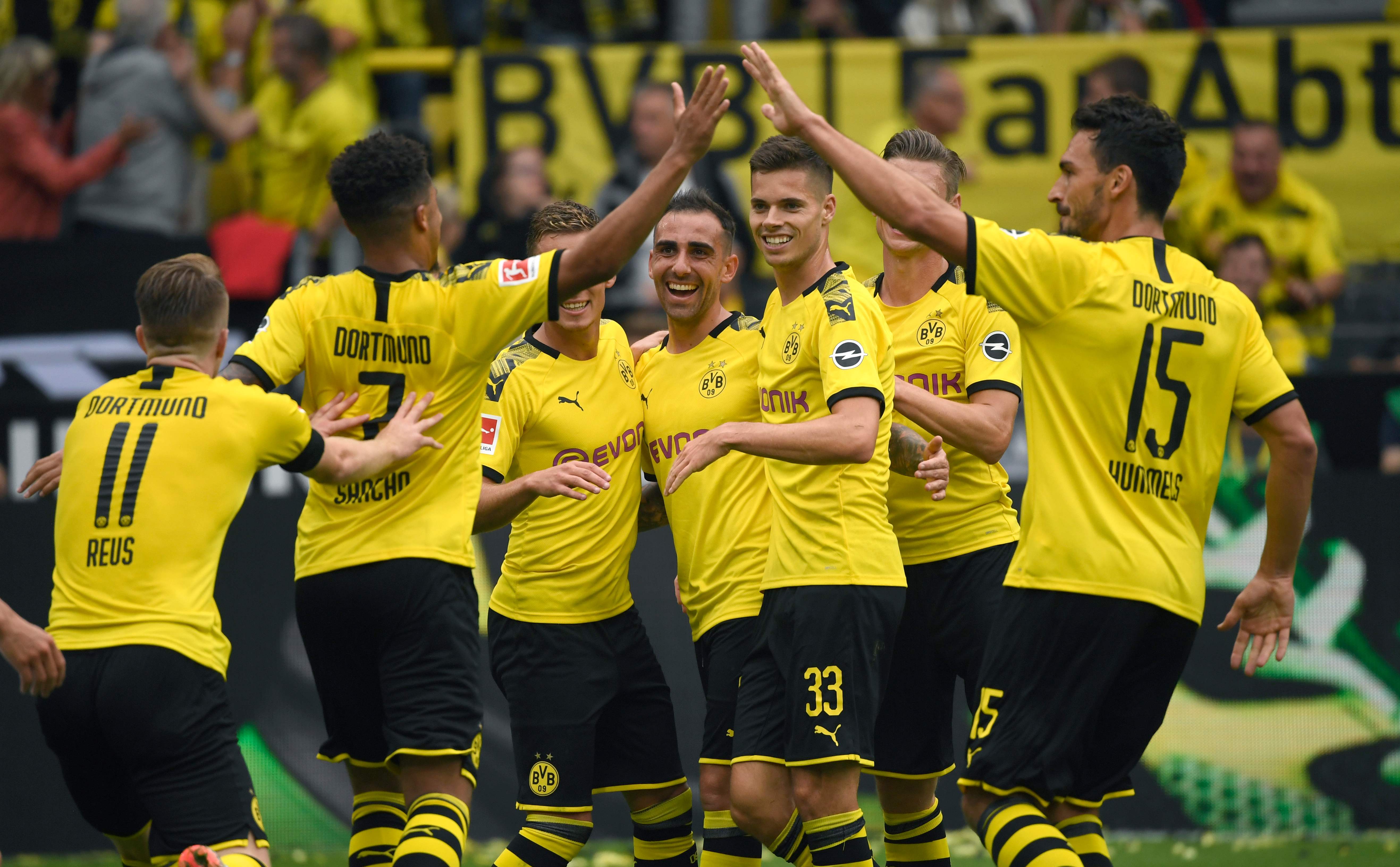 Para pemain Borussia Dortmund merayakan gol ke gawang Ausgburg