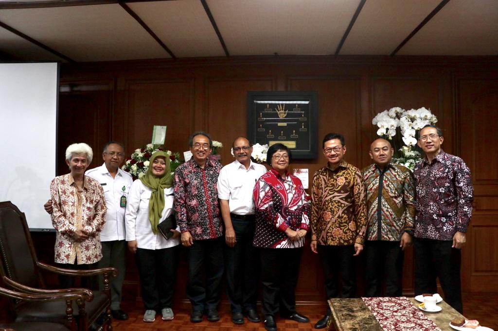 Para pengurus Persatuan Insinyur Indonesia (PII) saat bertemu Menteri LHK  Siti Nurbaya Bakar (keempat dari kanan). 