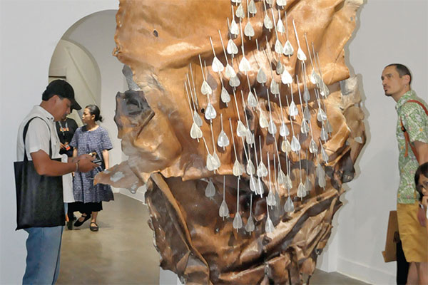 Total ada 39 seniman dari dalam dan luar negeri yang tampil dalam Art Jog kali ini.