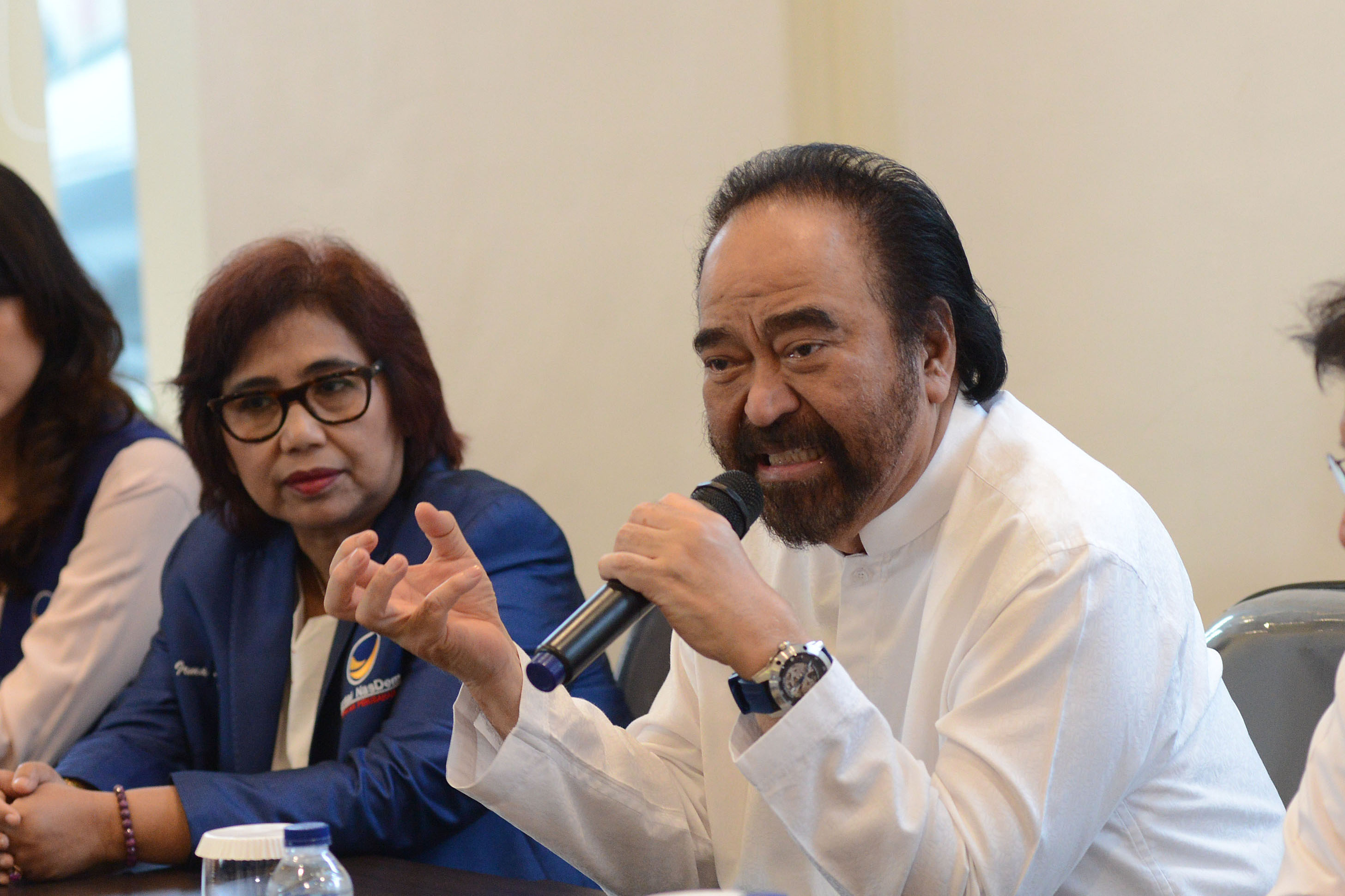 Ketua Umum Partai NasDem Surya Paloh (kanan) didampingi Ketua DPP NasDem Irma Suryani Chaniago. 