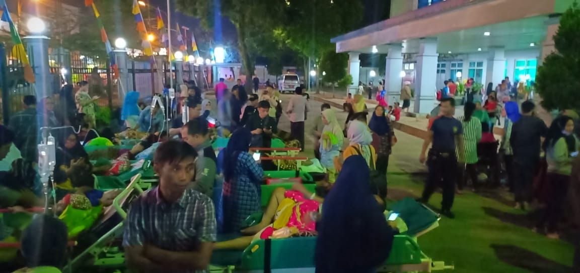 Pasien di RSUD Banten dievakusi karena gempa yang terasa hingga ke wilayah tersebut.
