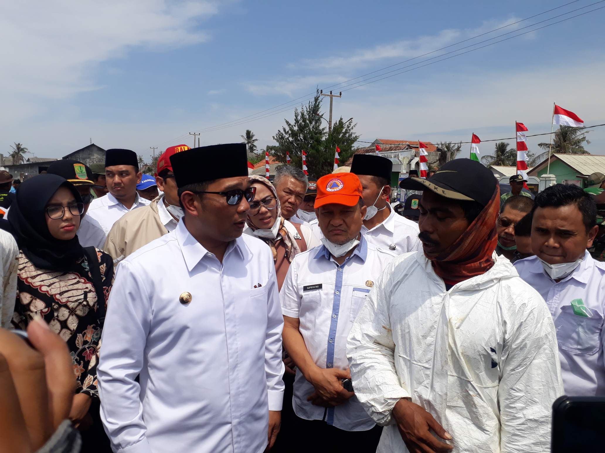 Gubernur Jawa Barat Ridwan Kamil dan Direktur Utama Pertamina EP Nanang Abdul Manaf Saat melihat pencemaran minyak Pertamina di Desa Cemara 