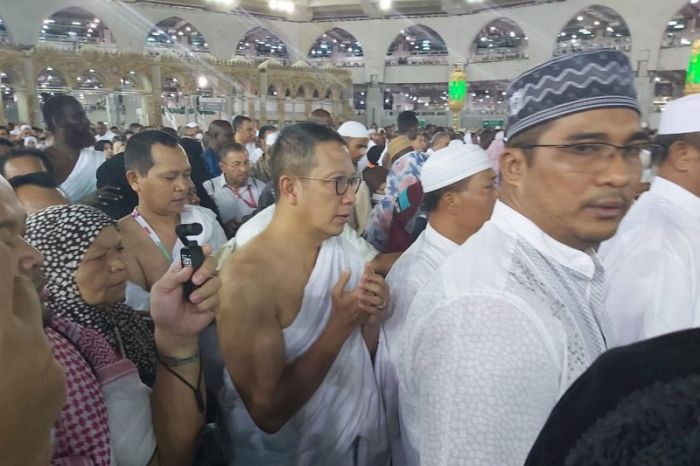Amirul Hajj Lukman Hakim Saifuddin melaksanakan umrah wajib dalam kondisi berdesakan karena Masjidil Haram sudah semakin padat (MCH 2019)