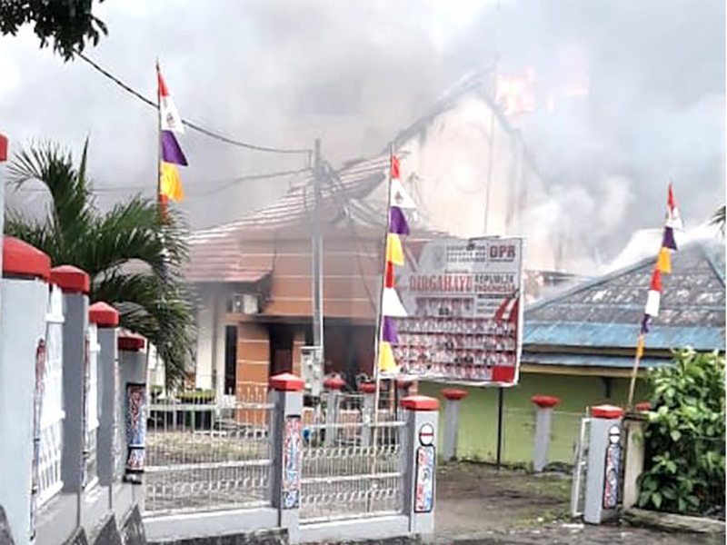 Gedung kantor DPRD Papua Barat di Manokwari, dibakar massa, Senin (19/8).