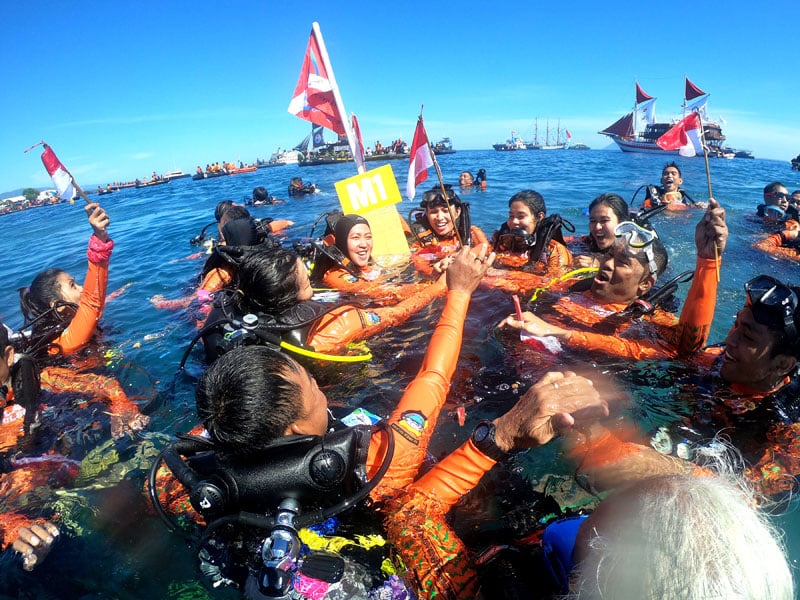 Tim Selam Polda Sulsel menjadi peserta penyelaman massal di kawasan pantai Megamas, Manado, Sulawesi Utara.