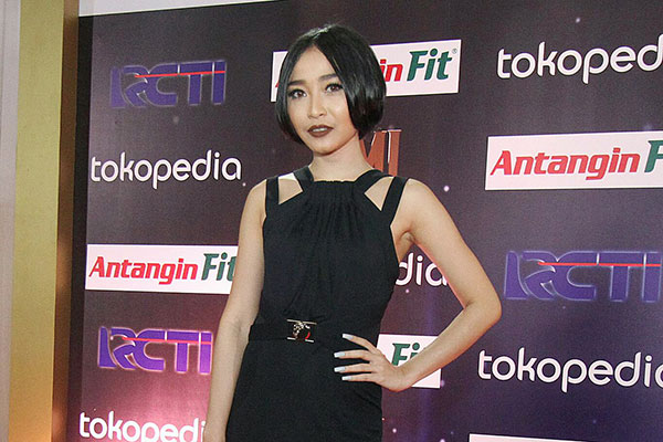 Penyanyi jaz yang juga vokalis grup band