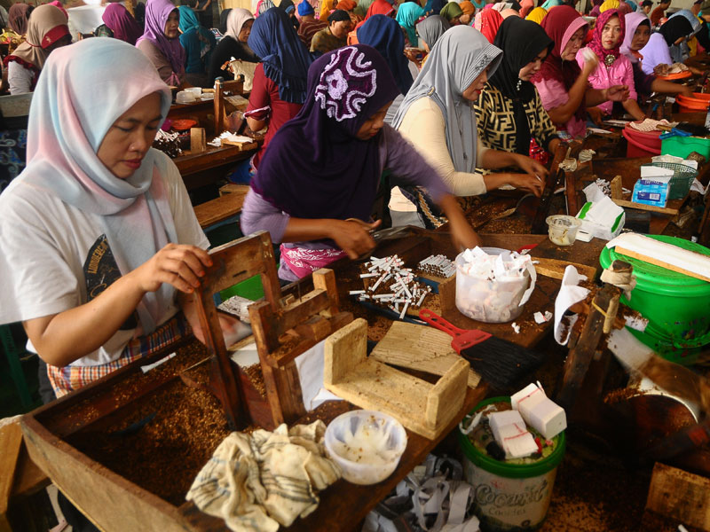 Pekerja melinting rokok Sigaret Kretek Tangan (SKT) dengan alat linting di Kudus, Jawa Tengah.