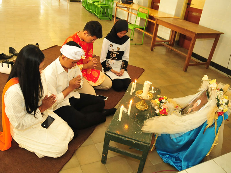 Pemuda lintas iman memanjatkan doa untuk KH Maimoen Zubair di Gereja Santo Yosep, Kelurahan Gedongan, Kecamatan Magersari, Kota Mojokerto.