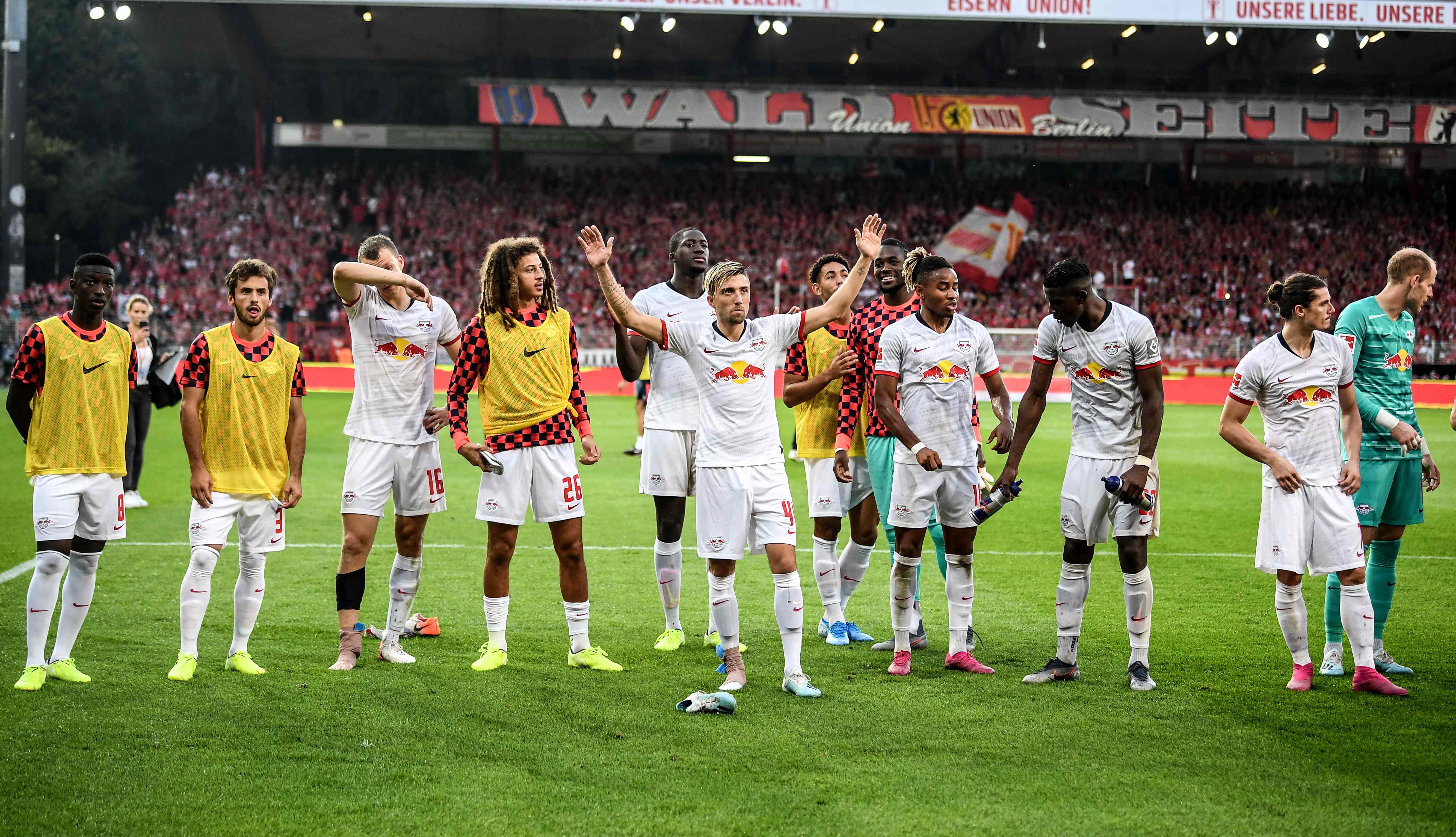 Para pemain RB Leipzig merayakan kemenangan mereka di akhir laga Bundesliga melawan Union Berlin