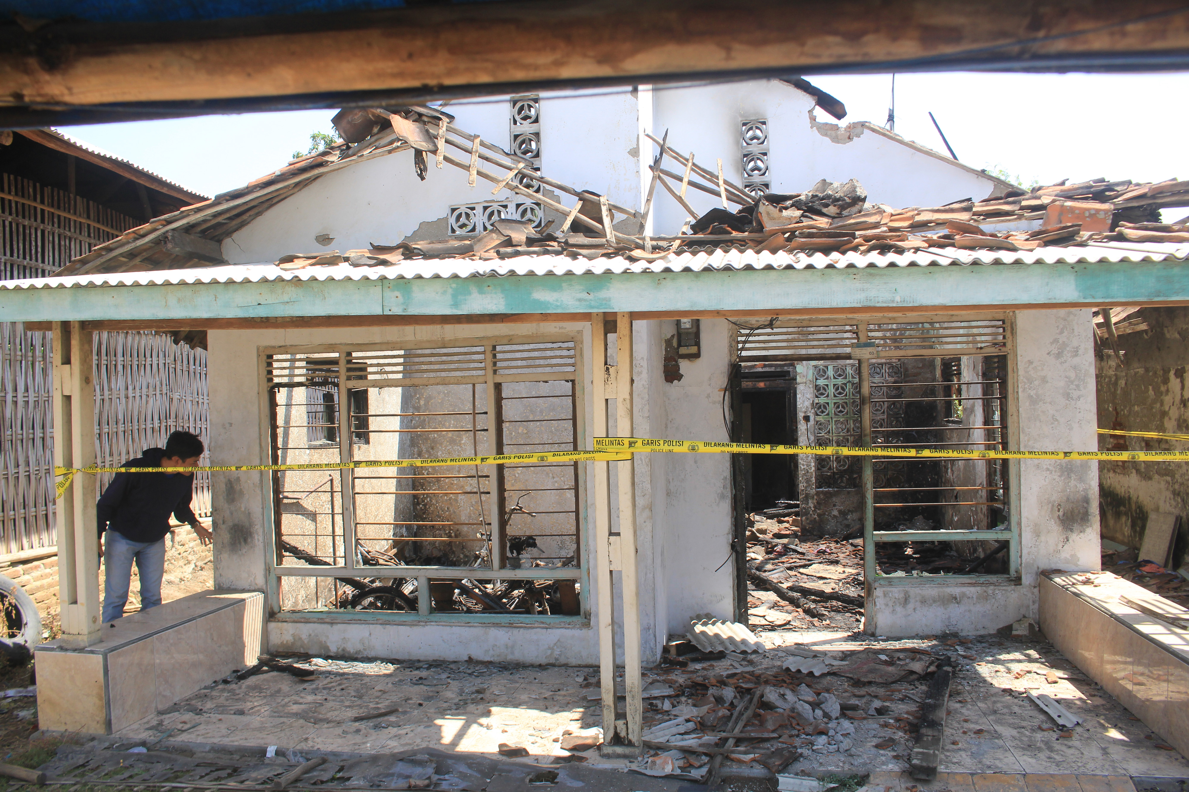 Rumah yang terbakar di desa Terusan, Indramayu, Jawa Barat, diduga akibat lilin yang dinyalakan warga saat pemadaman listrik, kemarin.