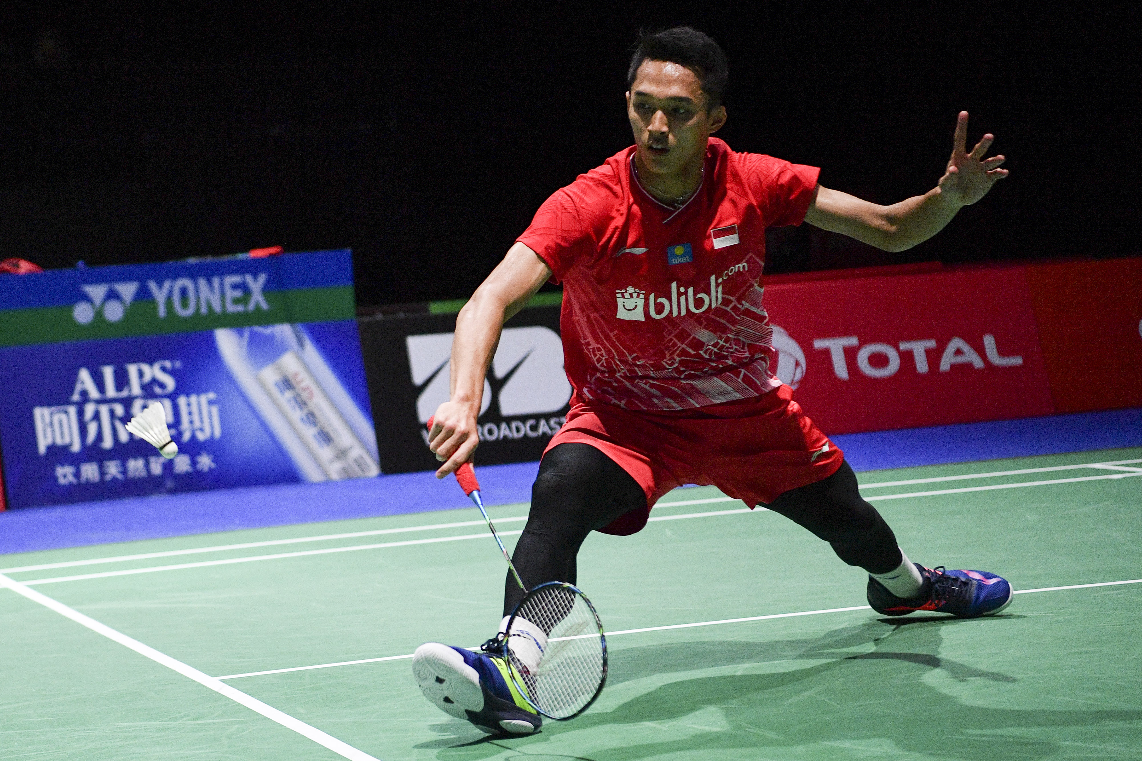  Pebulu tangkis Indonesia Jonatan Christie berusaha mengembalikan kok ke pebulu tangkis Korea Selatan Heo Kwang Hee.
