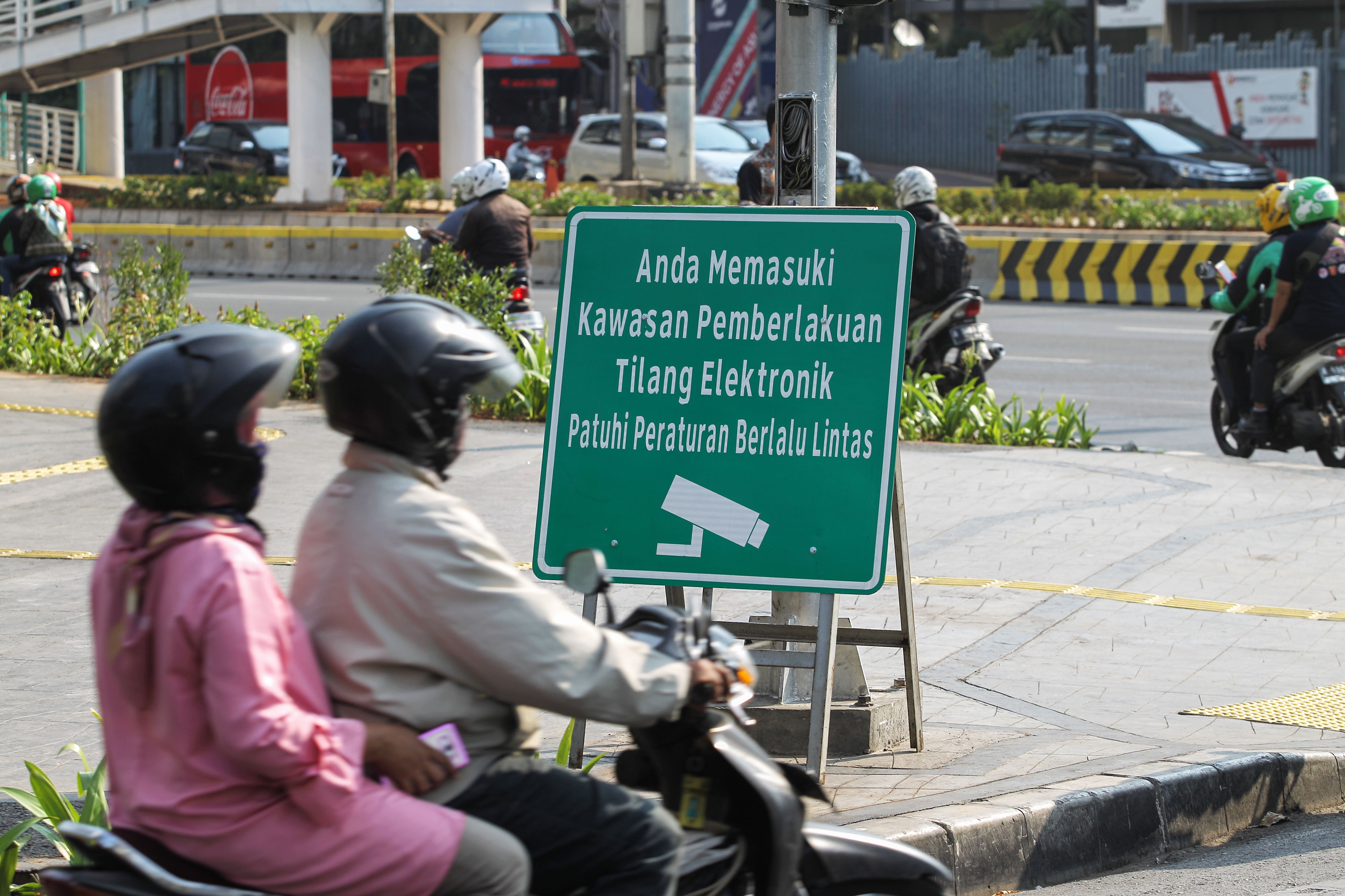 Papan pemberitahuan penerapan kawasan tilang elektronik terpasang di simpang Sarinah, Jalan MH. Thamrin, Jakarta