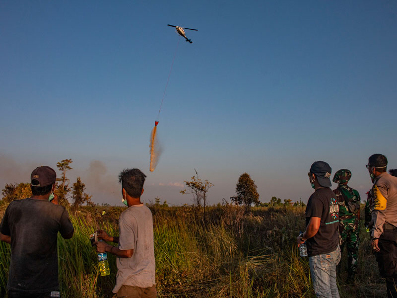 Petugas menggunakan helikopter milik BPBD Ketapang untuk memadamkan kebakaran lahan dengan cara water bombing 