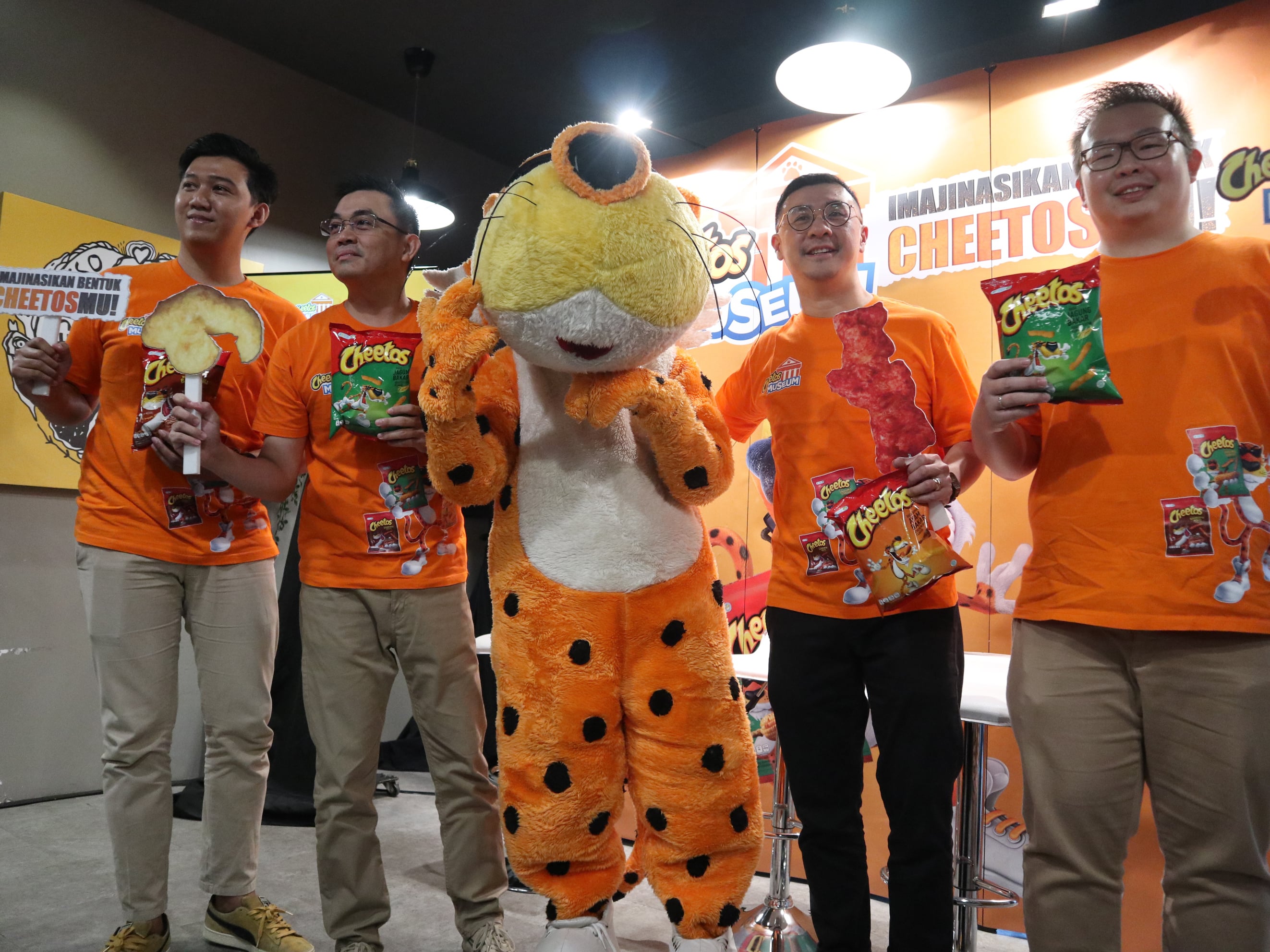 Snack Cheetos mengajak para konsumennya berimajinasi dengan bentuk-bentuk snack tersebut.