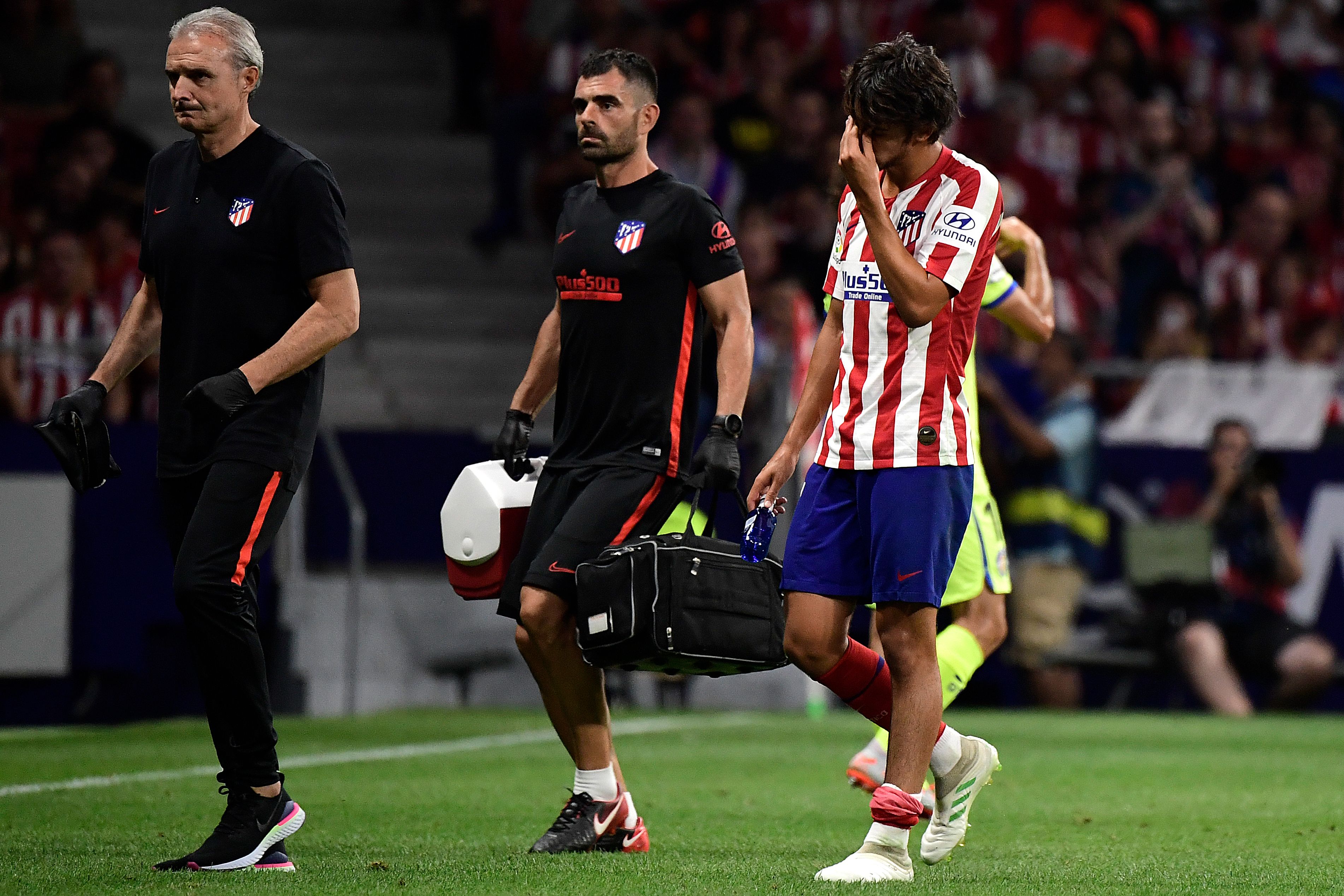 Joao Felix berjalan meninggalkan lapangan usai mengalami cedera dalam laga La Liga melawan Getafe
