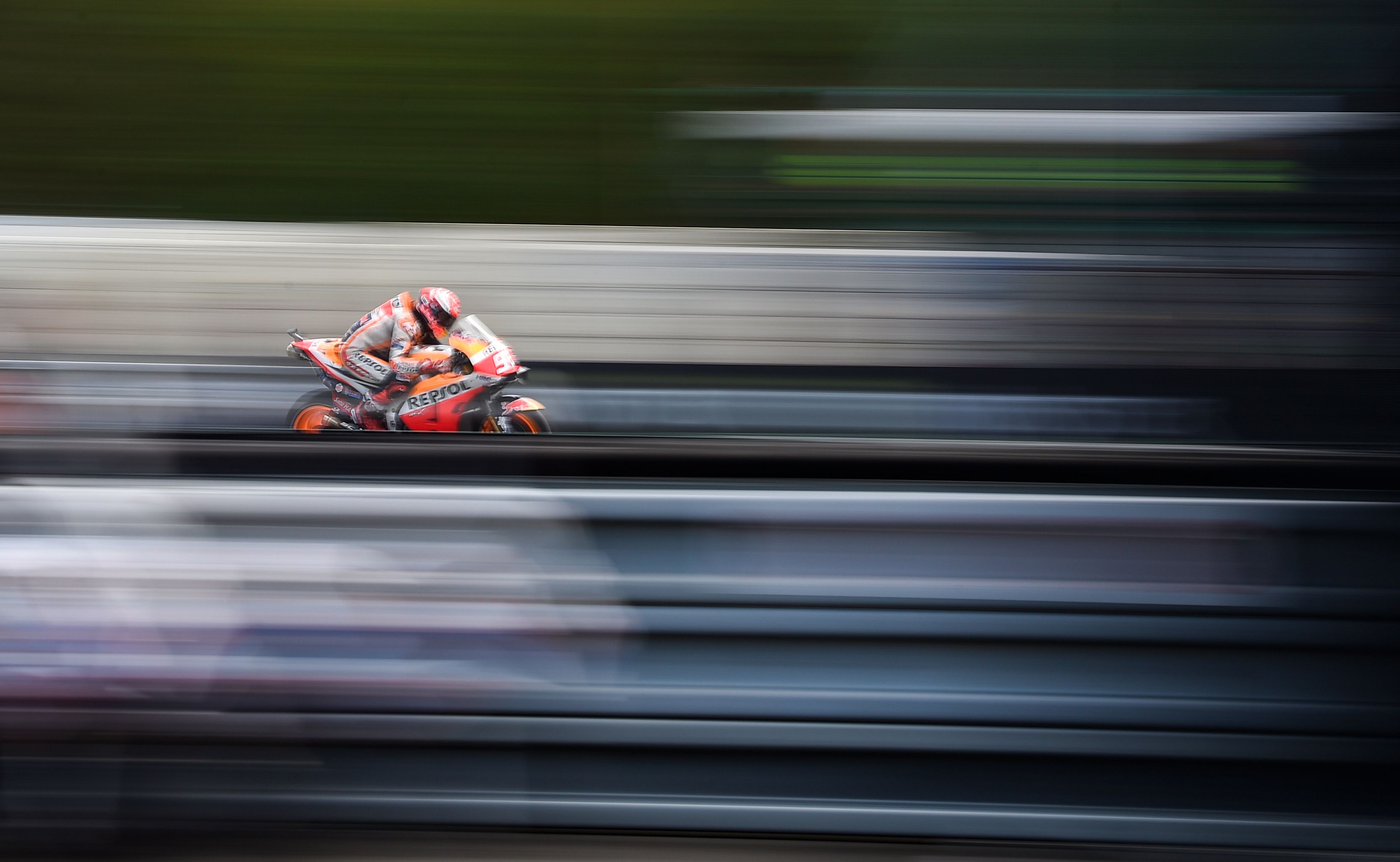 Pembalap Repsol Honda Marc Marquez memacu motornya di Brno, Rep Ceko.