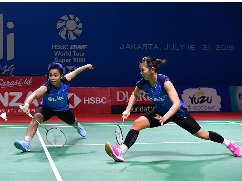 Pebulu tangkis ganda putri Indonesia Apriyani Rahayu (kiri) dan Greysia Polii .