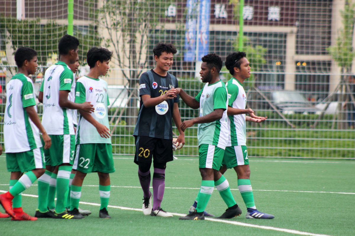  Pemain Tim Pelajar Indonesia U-16 bersalaman seusai  mengalahkan tim ZCZX FC dalam laga terakhir babak penyisihan Gothia Cup