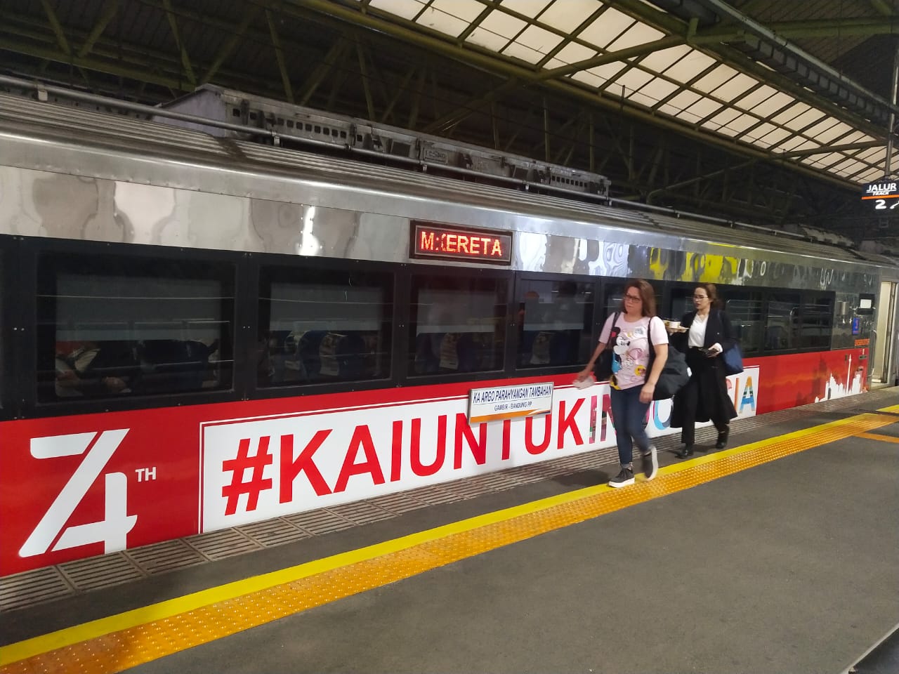 Kereta Api Argo Parahyangan yang dihias dengan nuansa merah-putih