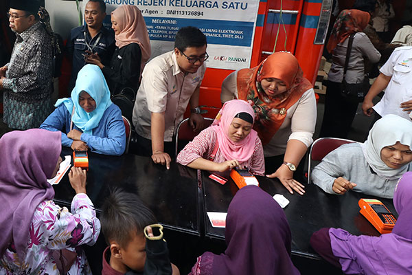 Warga mencairkan bantuan sosial Program Keluarga Harapan (PKH) 