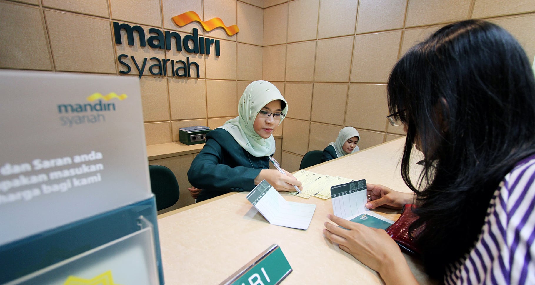 Nasabah melakukan transaksi di Bank Syariah Mandiri