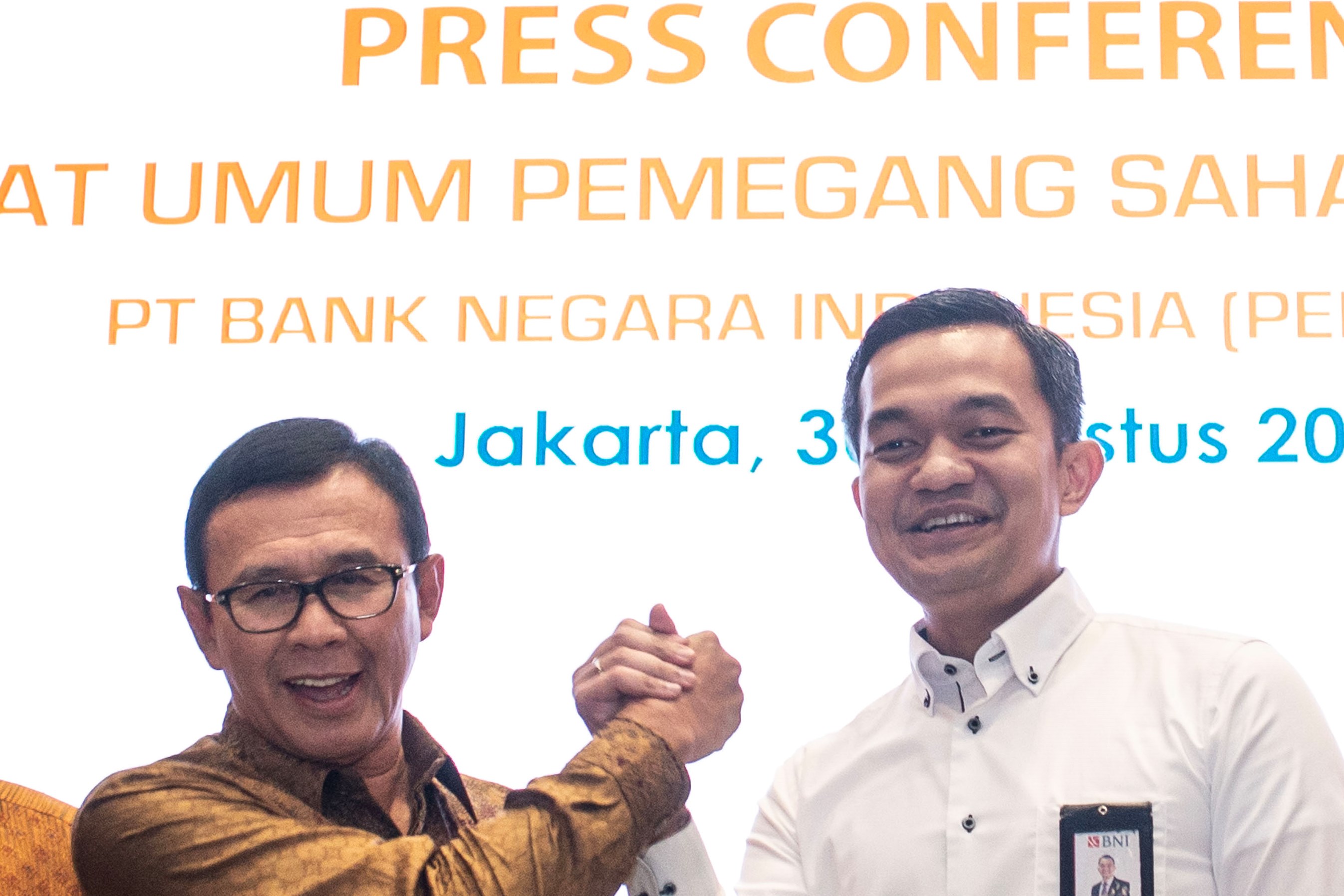 Direktur Utama PT BNI Tbk Achmad Baiquni (kiri) dan Direktur Keuangan Ario Bimo