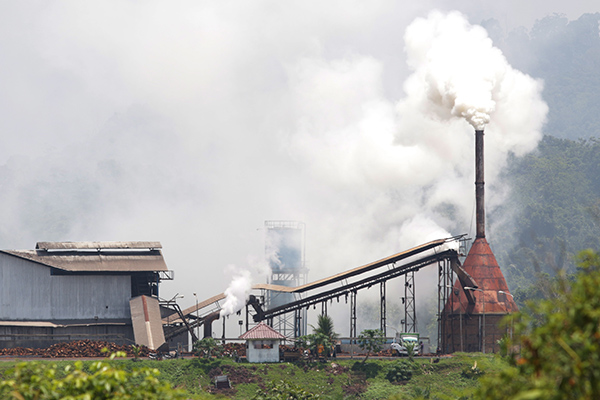 Sebuah pabrik mengeluarkan limbah polusi asap