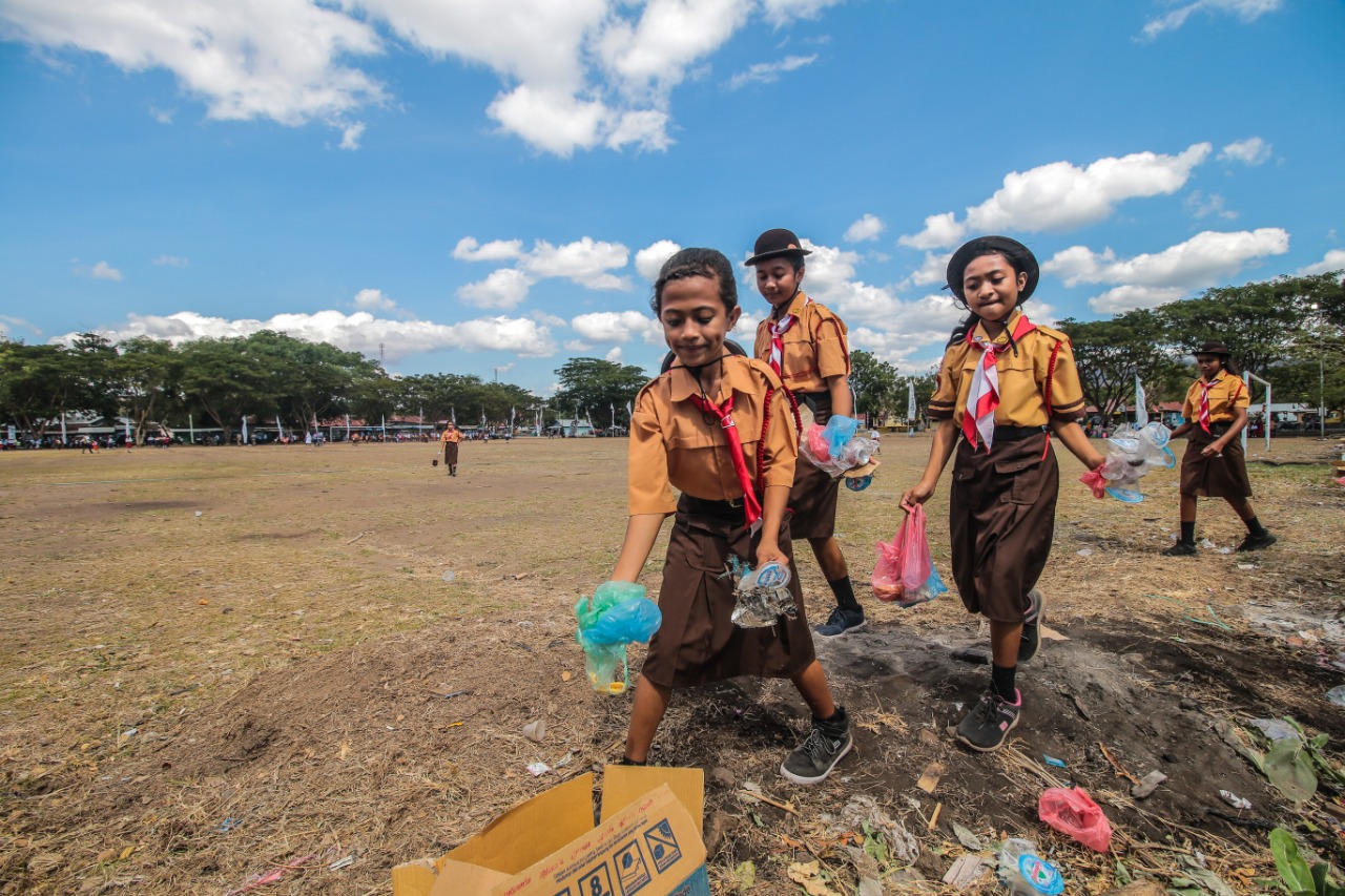 Empat Pramuka sibuk memunguti sampah plastik di Lapangan Berdikari, Danga, Kabupaten Nagekeo, NTT, Sabtu (17/8).
