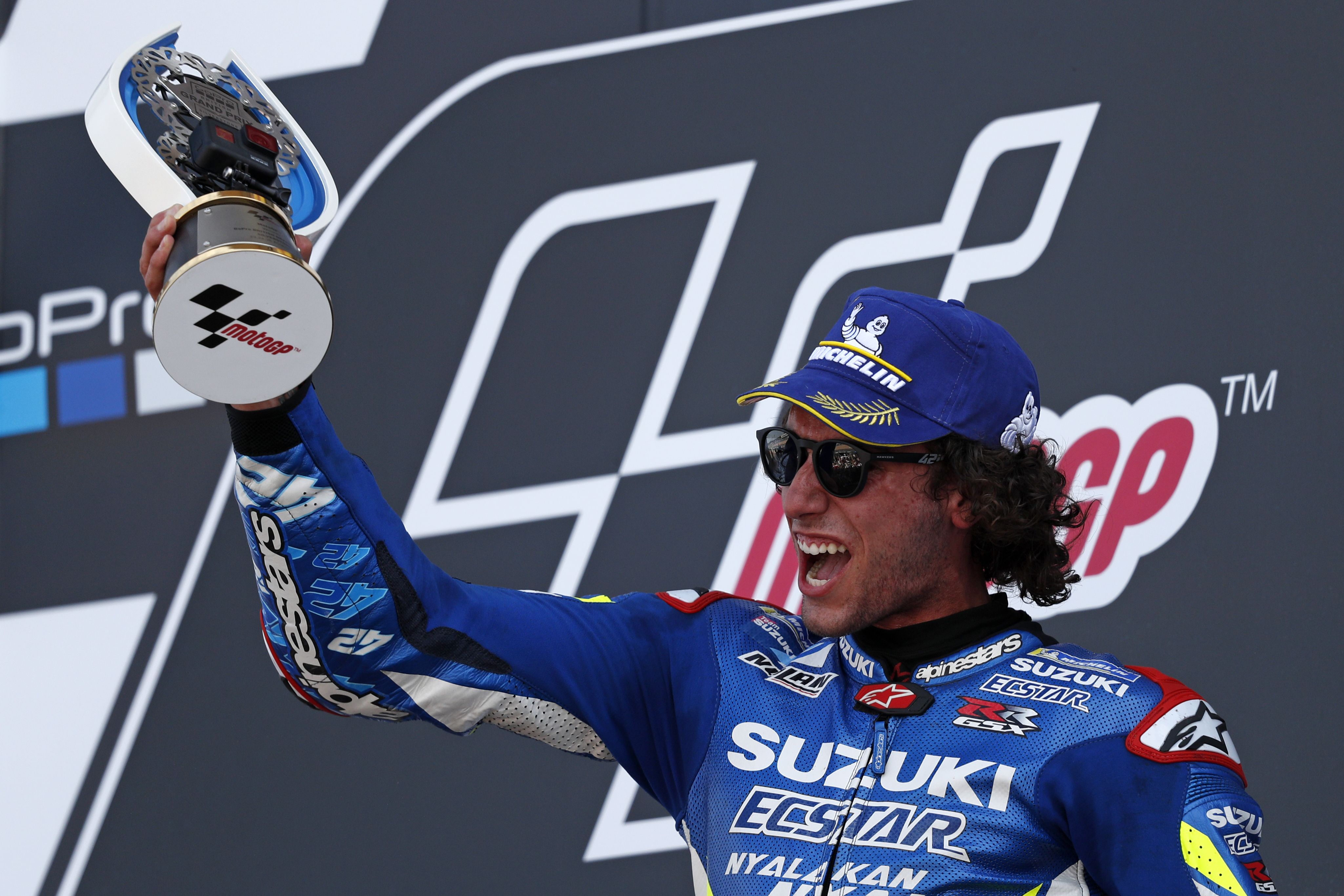 Pembalap Suzuki Ecstar Alex Rins merayakan kemenangannya di GP Inggris