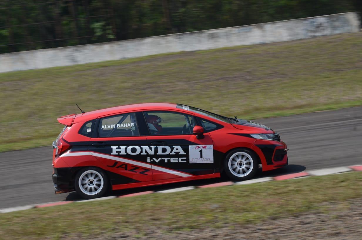 Pembalap Honda Racing Alvin Bahar saat mengemudikan mobil balapnya