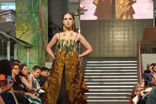 Perayaan 8 tahun sekolah mode Istituto di Moda Burgo (IMB).