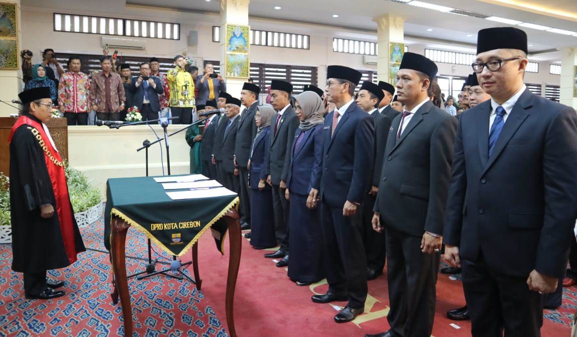 Pelantikan anggota DPRD Cirebon.