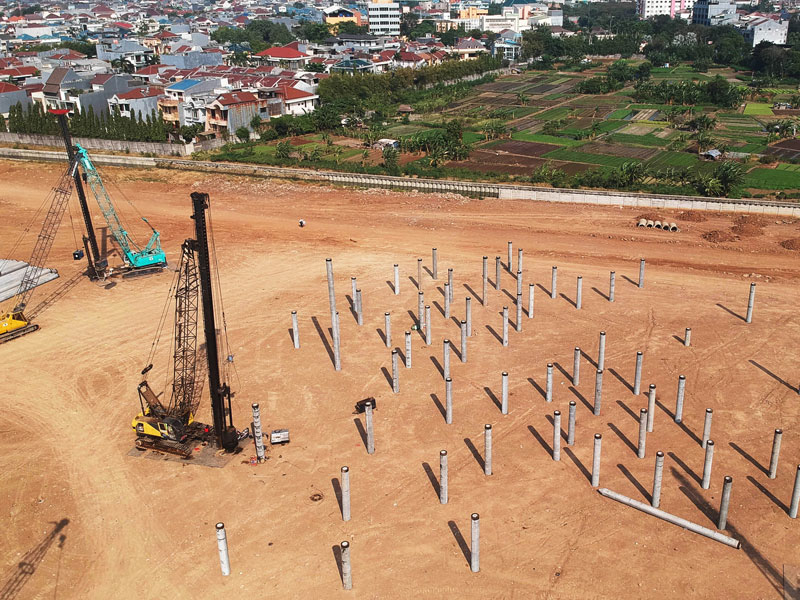 Puluhan tiang pancang terpasang pada lahan proyek pembangunan Stadion BMW, Jakarta.