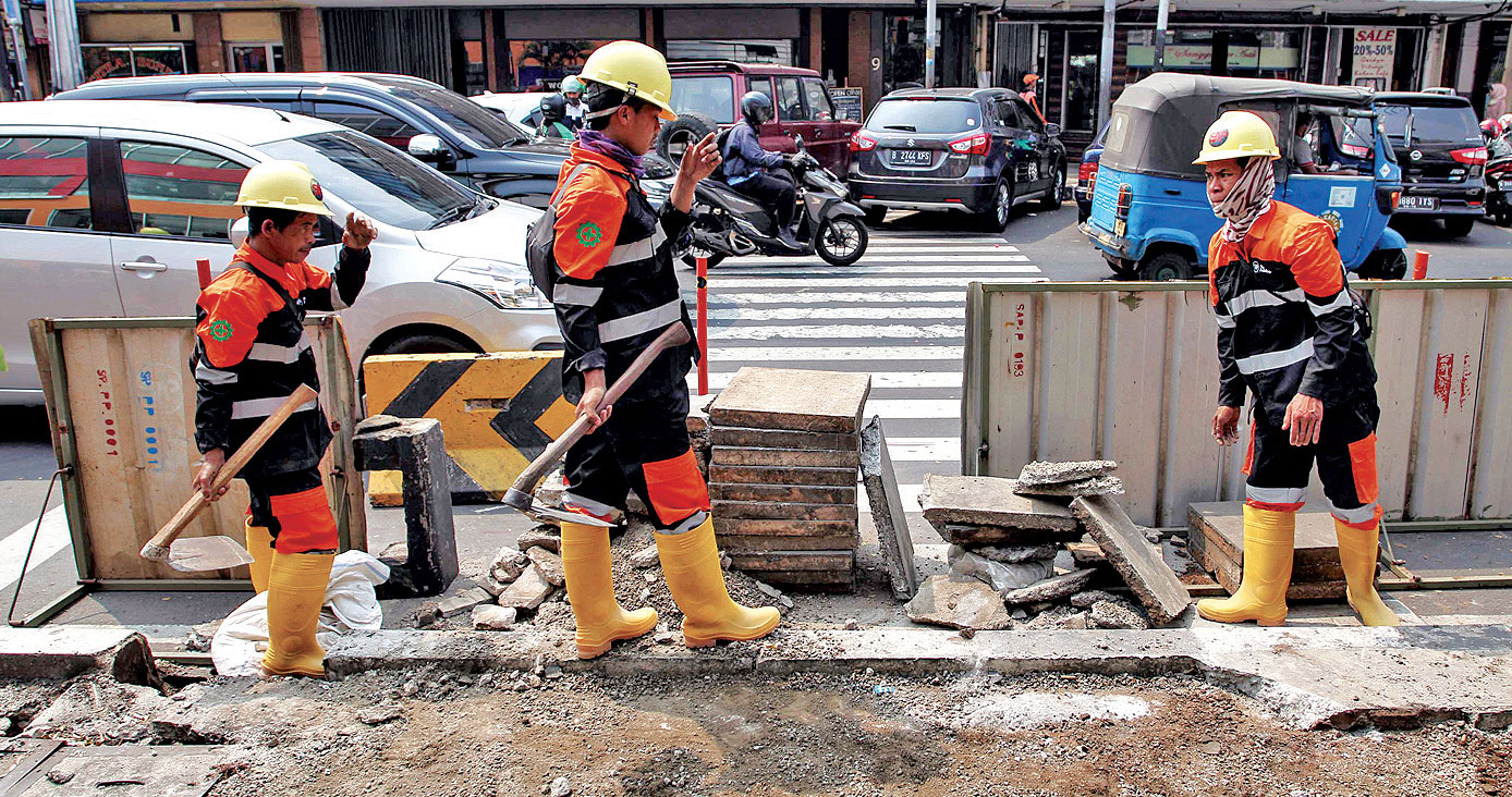 Pekerja mengerjakan proyek revitalisasi trotoar Jalan Cikini Raya, Jakarta Pusat, pekan lalu. Pemerintah Provinsi DKI merevitalisasi trotoar